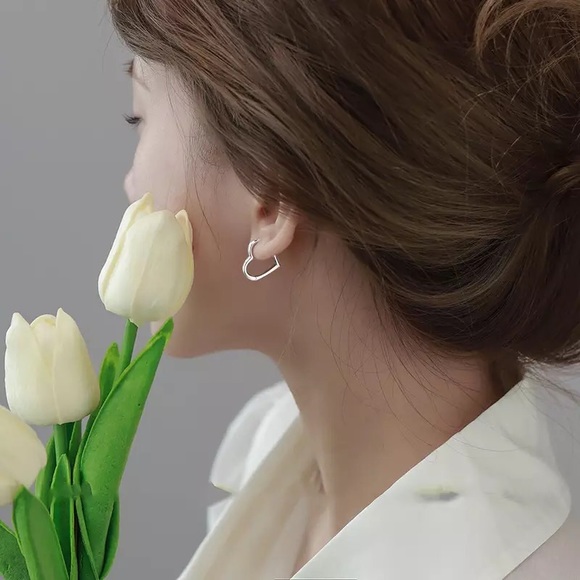 ✨NEW✨ s925 Sterling Silver Stamped Heart Shape Hoop Earrings - Picture 4 of 4